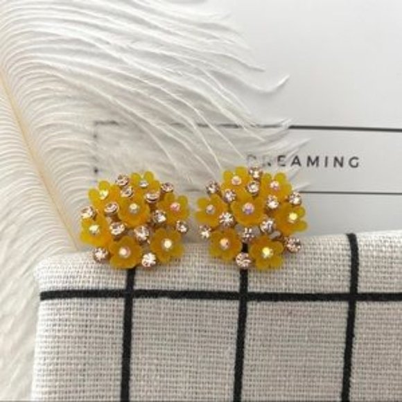 Flower Stud 4 colors - Picture 3 of 12